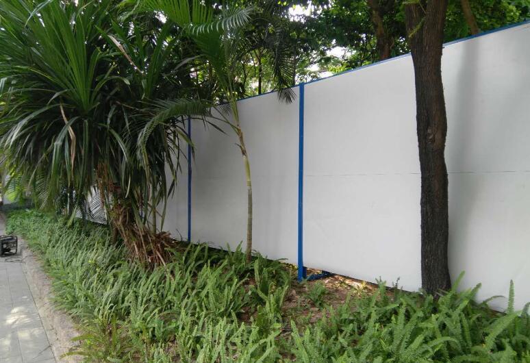 「深圳PVC圍擋」關(guān)于PVC圍擋的材料特點(diǎn)你知道有哪些嗎?