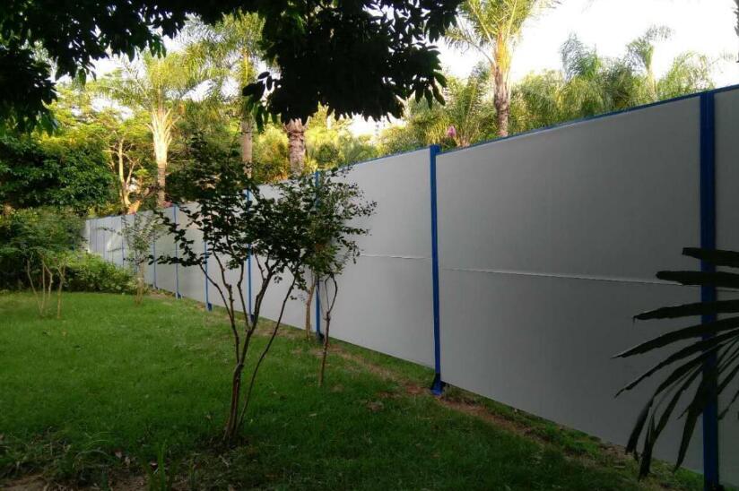 「深圳PVC圍擋」旭東鋼構(gòu)淺談：新式PVC圍擋有什么樣的優(yōu)點(diǎn)?