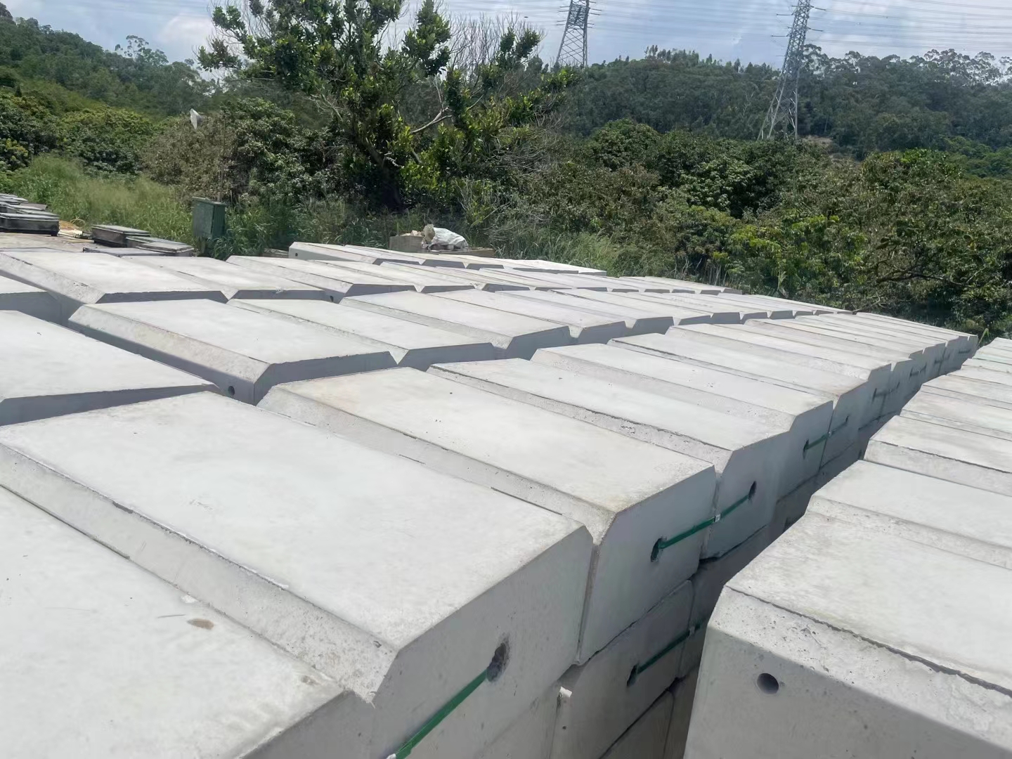 C款鍍鋅板圍擋基礎(chǔ)塊送龍龍華工地現(xiàn)場 